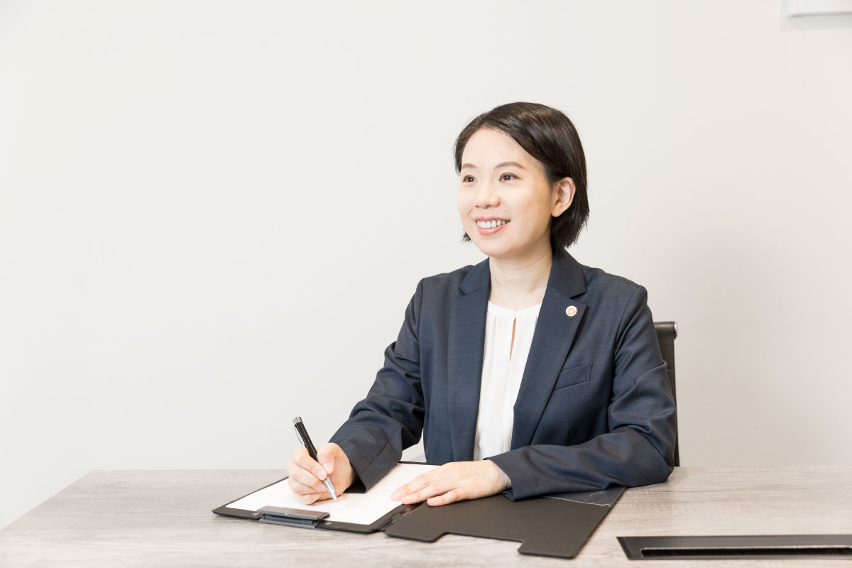 女性弁護士によるオンライン相談風景